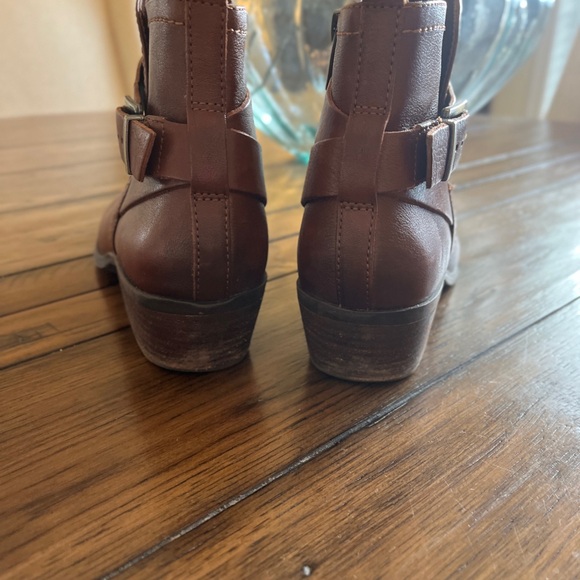 EC. Vince Camuto Peamer Booties - Picture 4 of 9